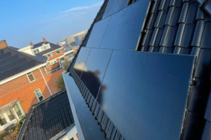 afbeelding van een schuin dak met zonnepanelen