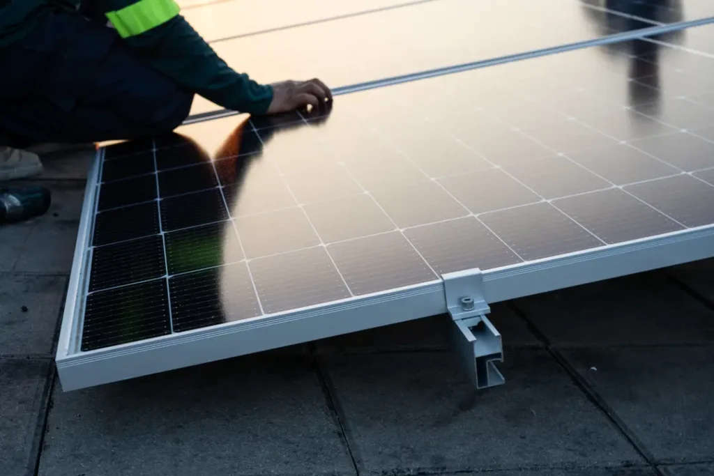 zonnepanelen op schuin dak installeren