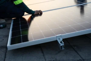 zonnepanelen op schuin dak installeren