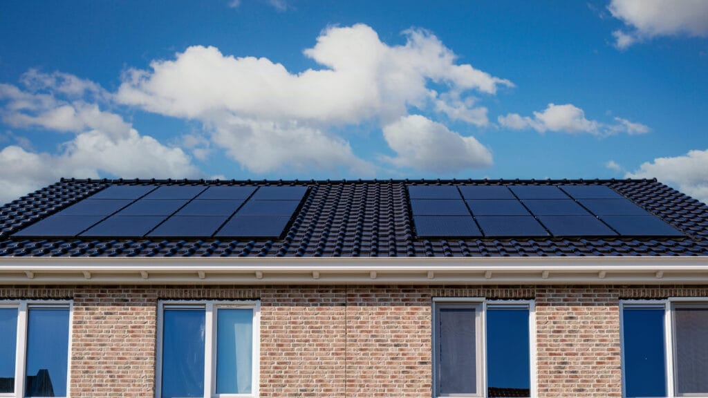 Zonnepanelen op dak met micro omvormer